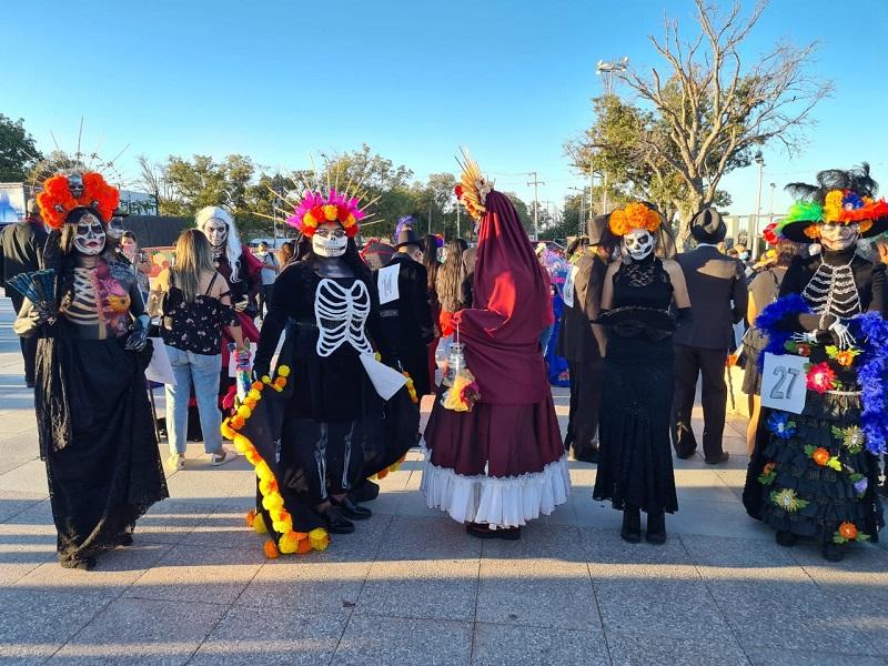 Contin&uacute;a Festival del D&iacute;a de Muertos en Piedras Negras, realizan desfile de catrinas y catrines (video)