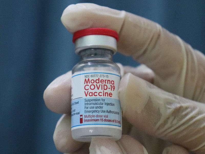 Estudian posible riesgo cardiaco de vacuna antiCovid de Moderna