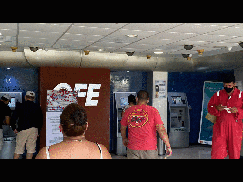 Largas filas en oficinas de la CFE para pagar el recibo de luz