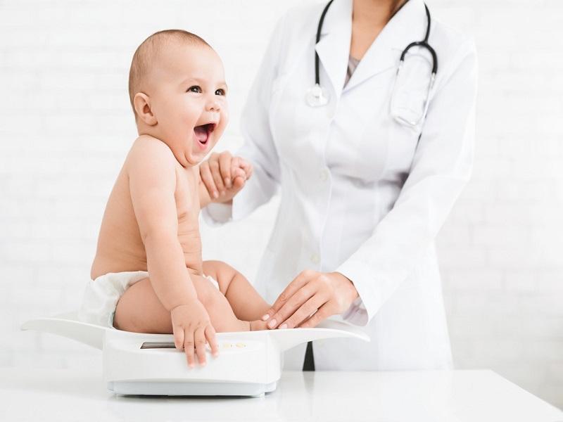 Niños deben ser revisados por un pediatra desde su nacimiento hasta mínimo los seis meses para detectar problemas 