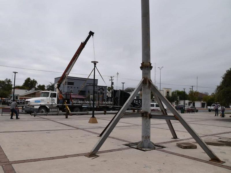 Inici&oacute; la instalaci&oacute;n del pino navide&ntilde;o monumental, en el Paseo del R&iacute;o tambi&eacute;n habr&aacute; otro de 12 metros
