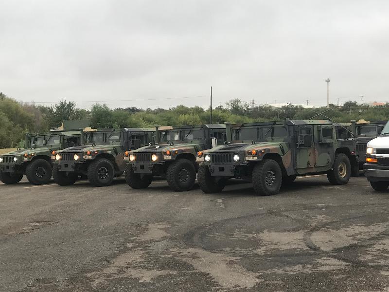 Llegan más vehículos militares a Eagle Pass para impedir ingreso de indocumentados (video)