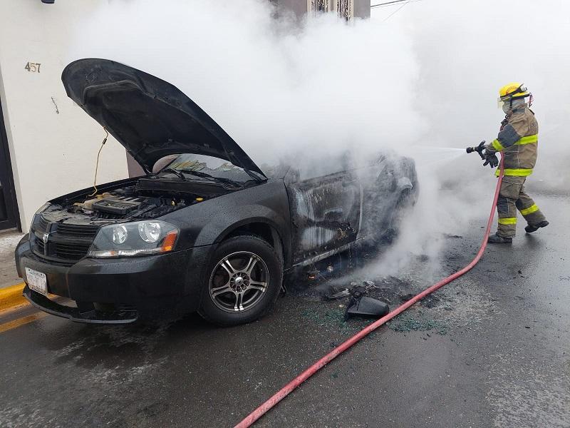 Corto circuito provoca incendio de vehículo en Piedras Negras