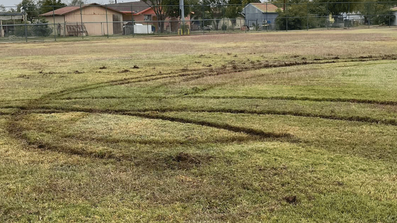 Automovilista ingresó a parque de beisbol de Eagle Pass y causó daños