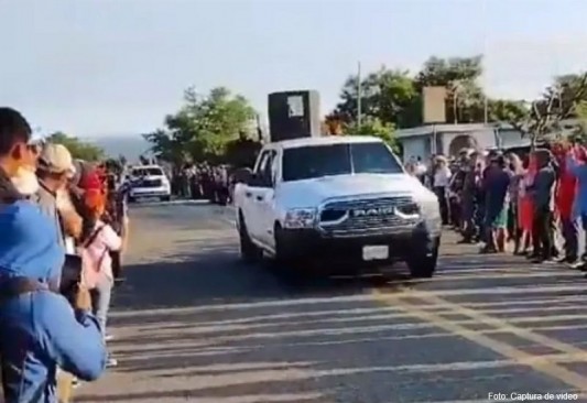 Entre aplausos desfila C rtel de Sinaloa en camionetas blindadas a