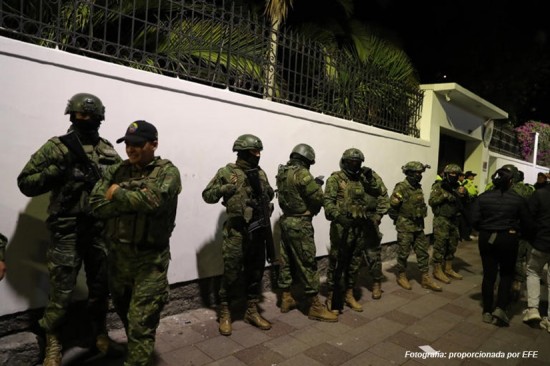 Irrumpen en embajada en Ecuador