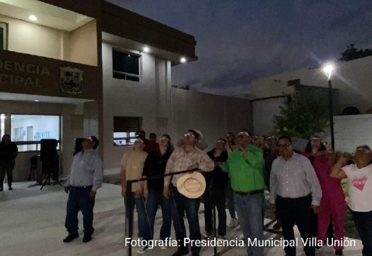 Cientos vieron el eclipse