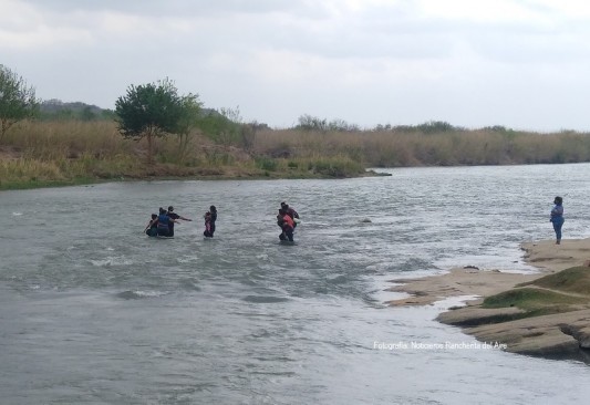 Migrantes en el río Bravo