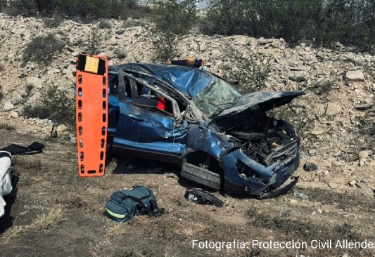 Vuelca y destroza auto