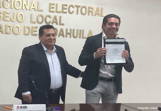 Luis Fernando Salazar recibe constancia