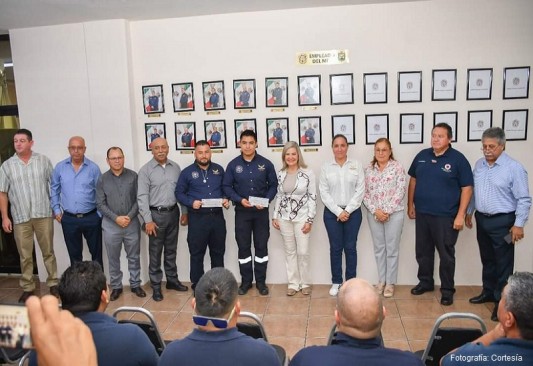 Reconocen a Bomberos de junio