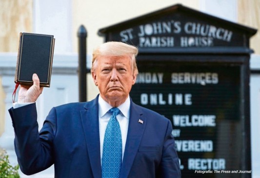 Trump con biblia