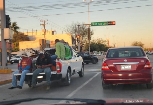 Viajan en caja de pickup