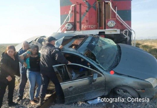 Tren embiste a pareja 