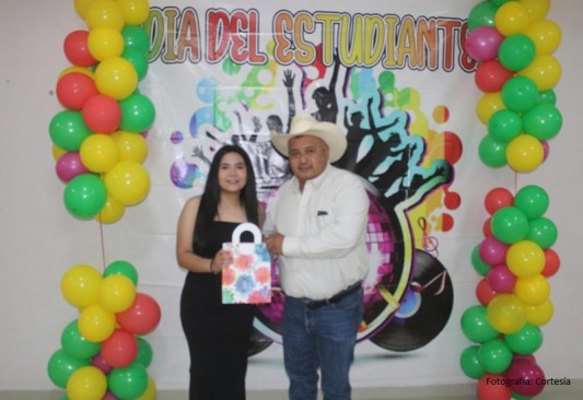 Mario Cedillo festeja a estudiantes