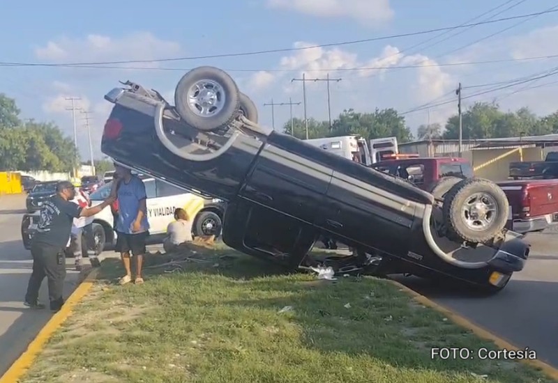 Conductor provoca aparatosa volcadura y huye en Piedras Negras