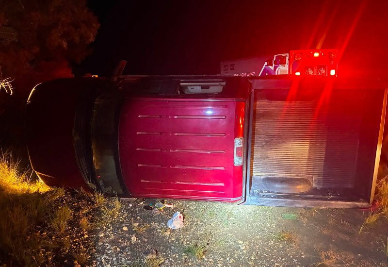 Una camioneta pick up se volcó en la carretera Camino Viejo a Uvalde; el vehículo estaba abandonado