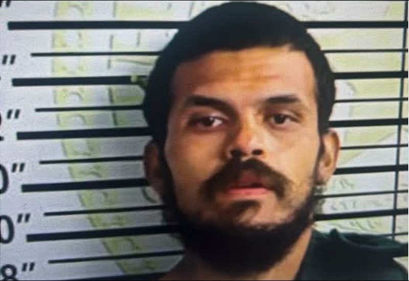 Patrulleros del sheriff arrestan a sujeto que quiso escapar escondiéndose en un "casinito