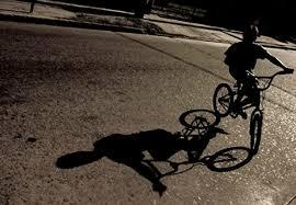 Detectan a menor de cuatro años que paseaba solo en bicicleta en la noche en Piedras Negras
