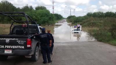 Autoridad pide precaución en partes bajas, automovilista quedó varado por inundaciones