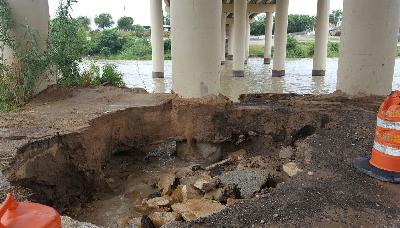 Intensas lluvias provocan profunda erosión en pilares del puente dos en Eagle Pass