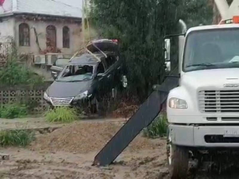 Con grúa especial retiraron del interior del arroyo Primavera el